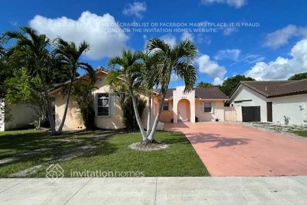 14725 SW 172nd St in Miami, FL - Foto de edificio