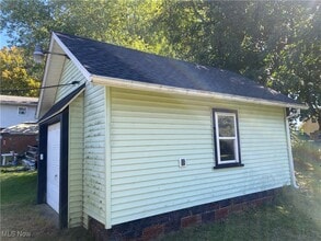 240 Edwin St NW in Hartville, OH - Building Photo - Building Photo