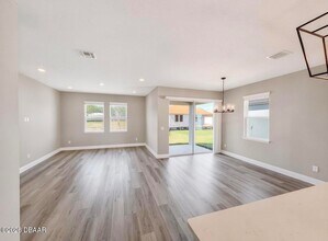 1212 Pampus Dr in Daytona Beach, FL - Foto de edificio - Building Photo