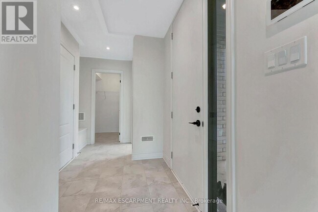 1404 Courtleigh Trl in Oakville, ON - Building Photo - Building Photo