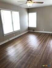 305 E Sabine St in Victoria, TX - Building Photo - Building Photo