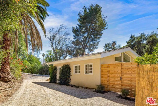2457 Liberty Ln in Topanga, CA - Building Photo