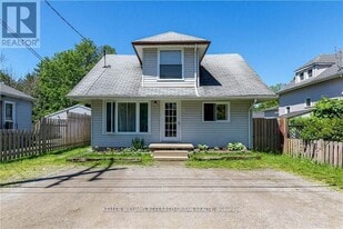 139 Ridgeway Rd in Fort Erie, ON - Building Photo