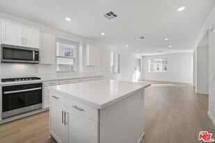 27578 Sanctuary Ct, Unit 336W in Valencia, CA - Building Photo