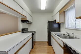 33 Finch Trail NE in Atlanta, GA - Building Photo - Building Photo