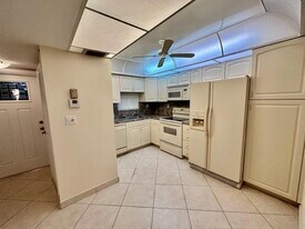 820 S Hollybrook Dr, Unit 303 in Pembroke Pines, FL - Building Photo