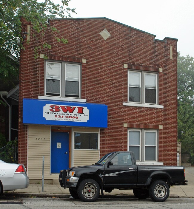 3235 Jefferson Ave in Cincinnati, OH - Foto de edificio - Building Photo