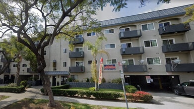 Manhattan Plaza Apartments in Los Angeles, CA - Foto de edificio - Building Photo