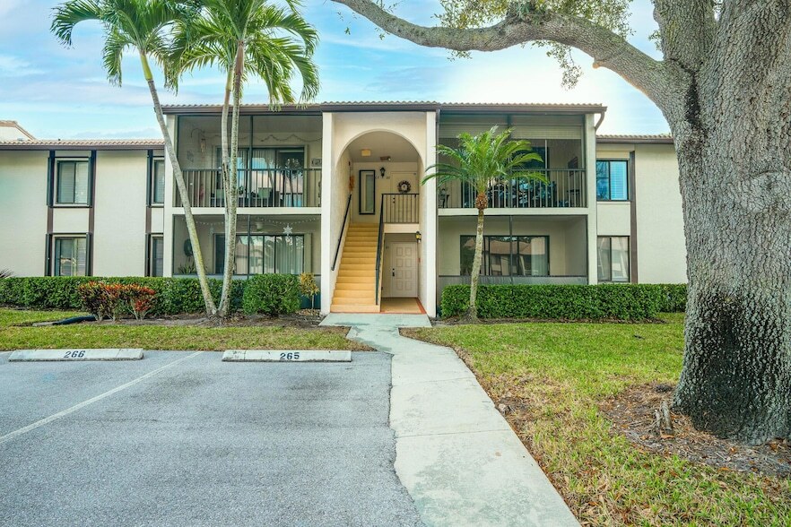 2025 SW Silver Pine Way in Palm City, FL - Foto de edificio