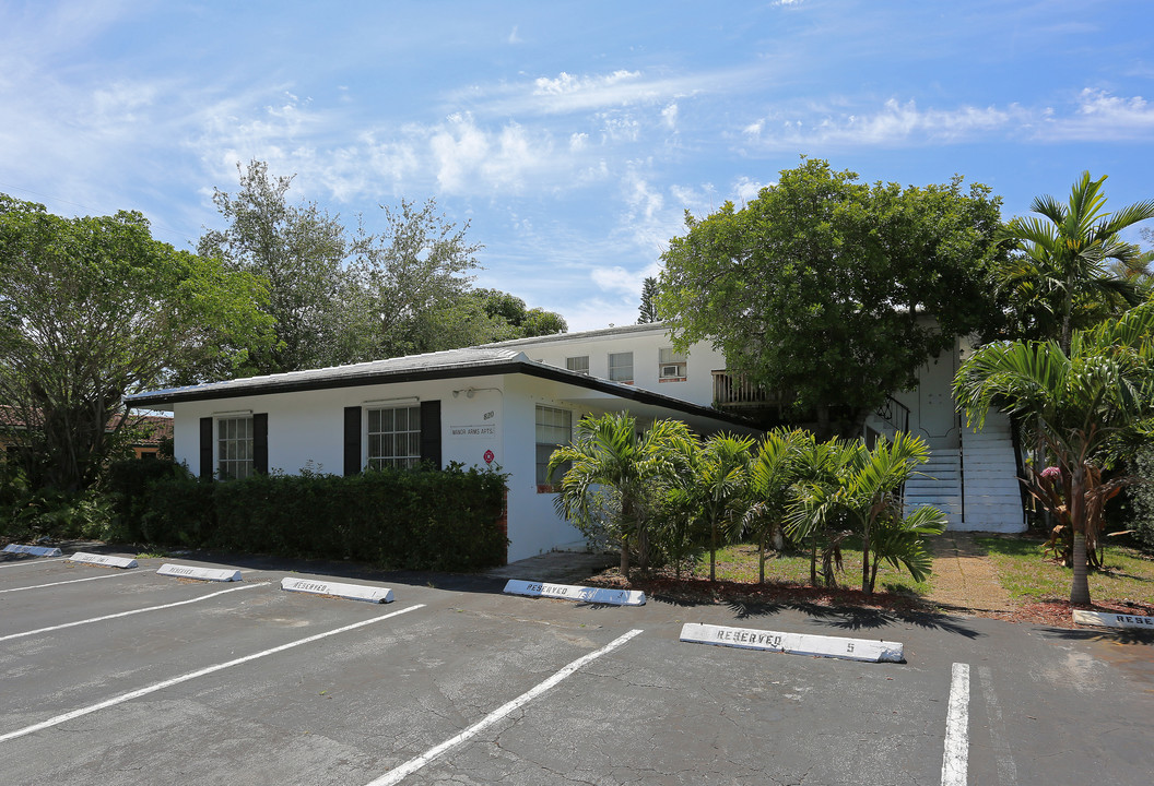 Manor Arms Apartments in Wilton Manors, FL - Building Photo