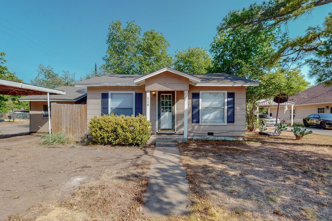 218 Poindexter Ave in Cleburne, TX - Building Photo