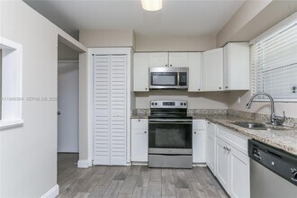 421 SW 64th Way in Pembroke Pines, FL - Building Photo - Building Photo