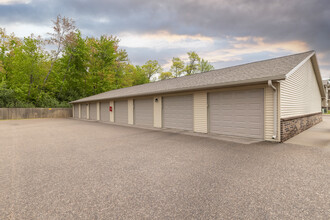 Charlotte Court Apartments in Antigo, WI - Foto de edificio - Building Photo