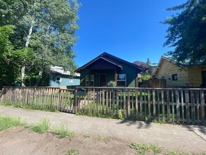 40 NW Gilchrist Ave in Bend, OR - Building Photo - Building Photo