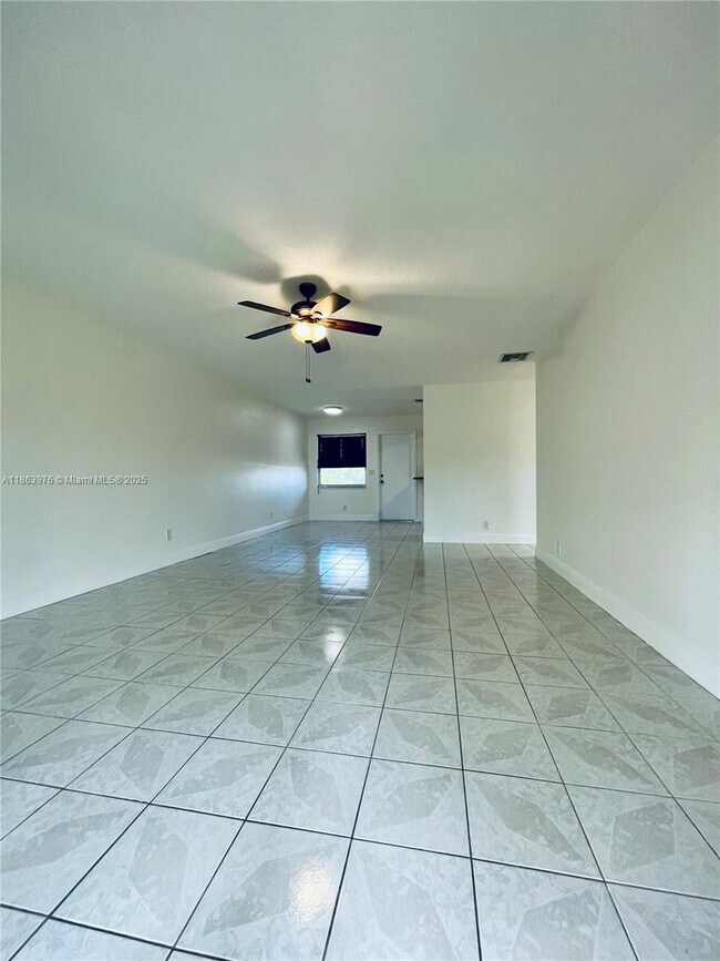 700 Layne Blvd in Hallandale Beach, FL - Building Photo - Building Photo