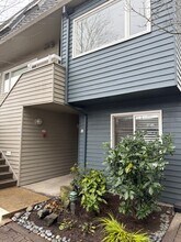 178 N Hayden Bay Dr in Portland, OR - Building Photo - Building Photo