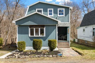 2961 Cottage Pl in Hudson, NY - Building Photo - Building Photo