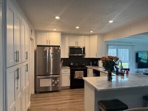 10044 Burrock Dr in Santee, CA - Foto de edificio - Building Photo