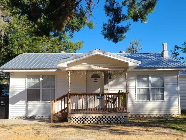 property at 104 W Ash St