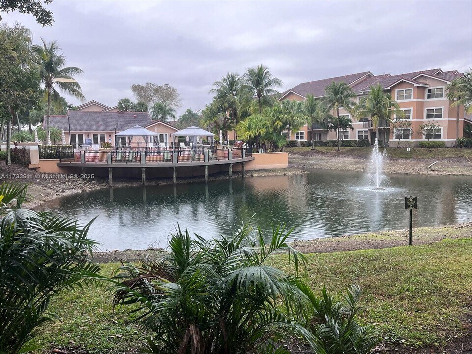 8871 Wiles Rd in Coral Springs, FL - Foto de edificio