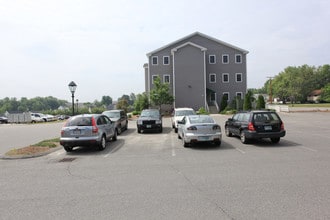 Crosswoods Path Condominium in Merrimack, NH - Foto de edificio - Building Photo