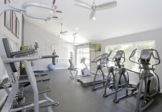 Skyridge Club Apartments in Crystal Lake, IL - Foto de edificio - Building Photo