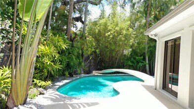 2490 Trapp Ave in Miami, FL - Building Photo - Building Photo