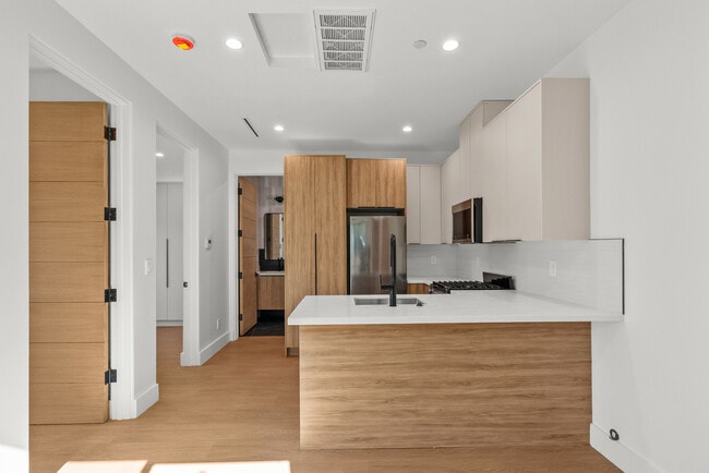 19144 Keswick St in Los Angeles, CA - Building Photo - Building Photo