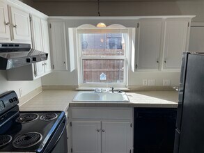 1901 E Lindsey St in Norman, OK - Foto de edificio - Building Photo