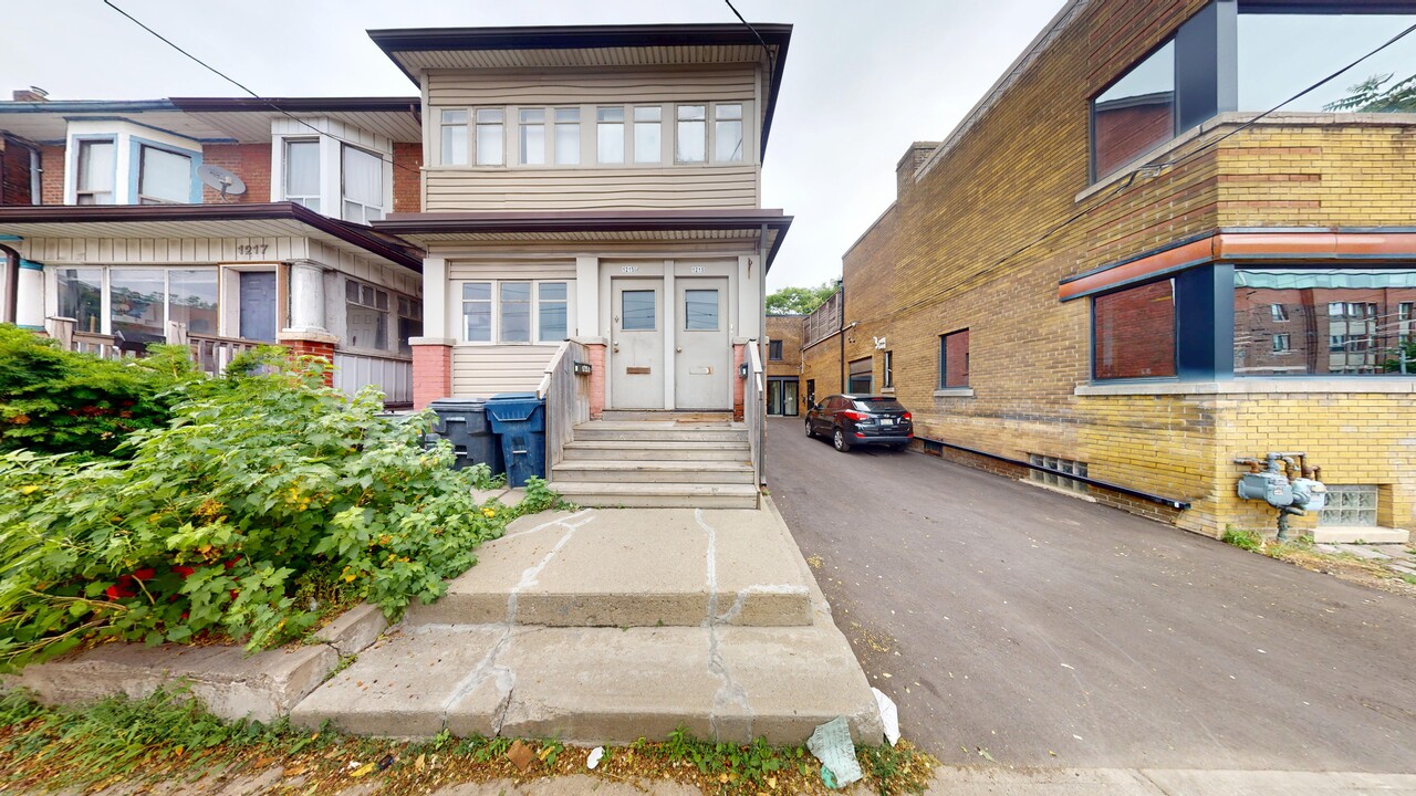 1215 Bathurst Street in Toronto, ON - Building Photo