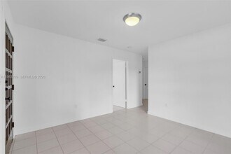 3572 SW 25th St in Miami, FL - Building Photo - Building Photo