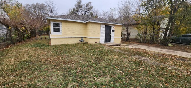 property at 1239 N Piatt Ave