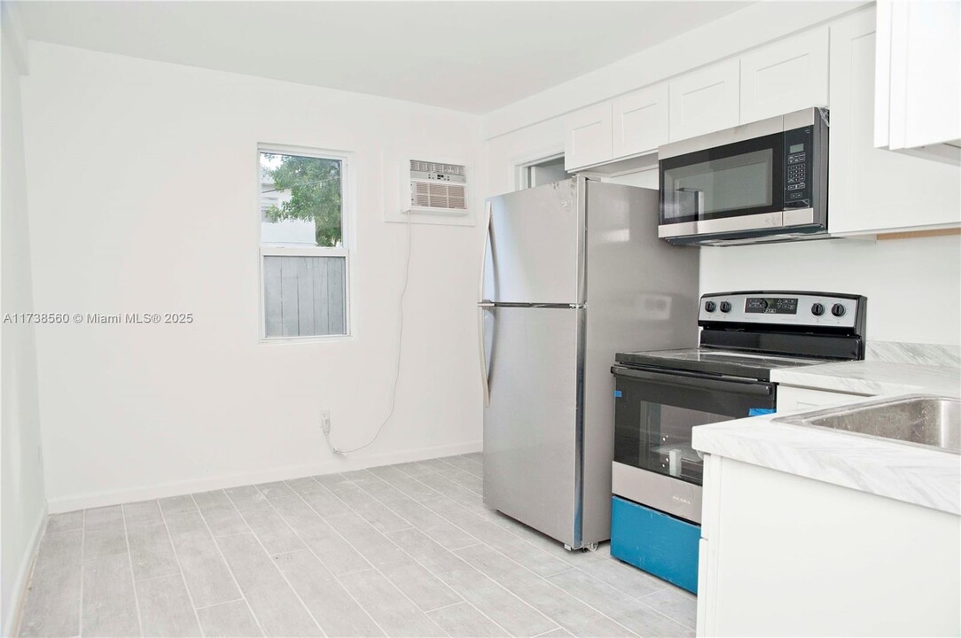 1323 N Federal Hwy in Hollywood, FL - Building Photo