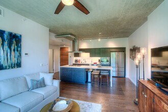 100 W Portland St in Phoenix, AZ - Foto de edificio - Building Photo