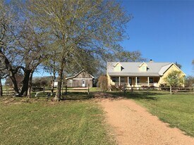 6130 Homeland Ln in Brenham, TX - Building Photo