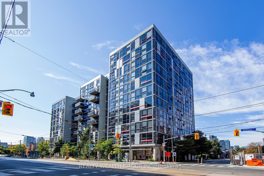 60-260 Bathurst St in Toronto, ON - Building Photo