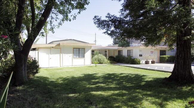 Residential Duplex in Carmichael in Carmichael, CA - Foto de edificio - Building Photo