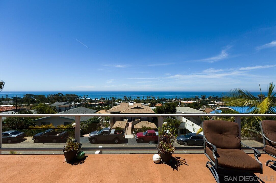 2171 Oxford Ave in Encinitas, CA - Building Photo