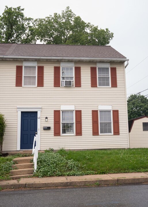 53 E Summit St in Elizabethtown, PA - Building Photo
