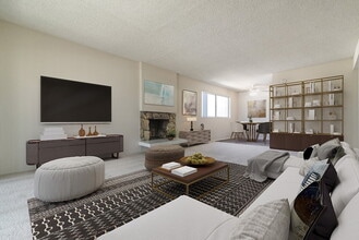 Villa Angelina in Placentia, CA - Foto de edificio - Building Photo