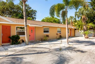 2504 Bay Blvd in Indian Rocks Beach, FL - Building Photo