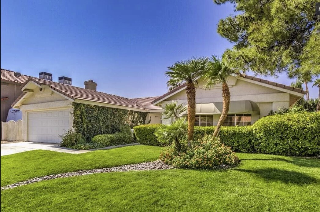 137 Weatherstone Dr in Henderson, NV - Foto de edificio