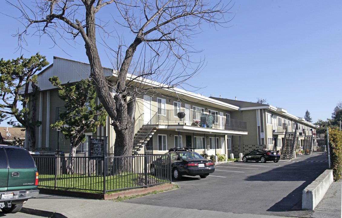 Lowell Arms in Hayward, CA - Building Photo