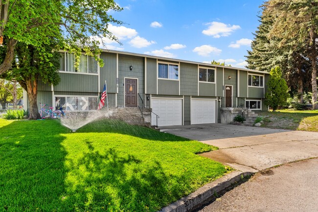 property at 2715 N Whipple Ct