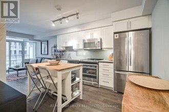 525-525 Adelaide St W in Toronto, ON - Building Photo - Building Photo