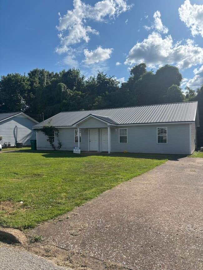 15-17-17 Lennon Cove in Jackson, TN - Building Photo - Building Photo