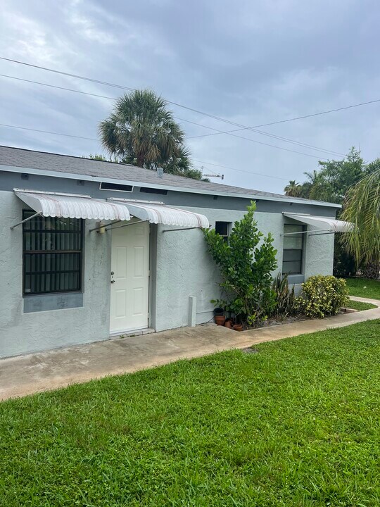 1924 Harding St, Unit 1 in Hollywood, FL - Building Photo