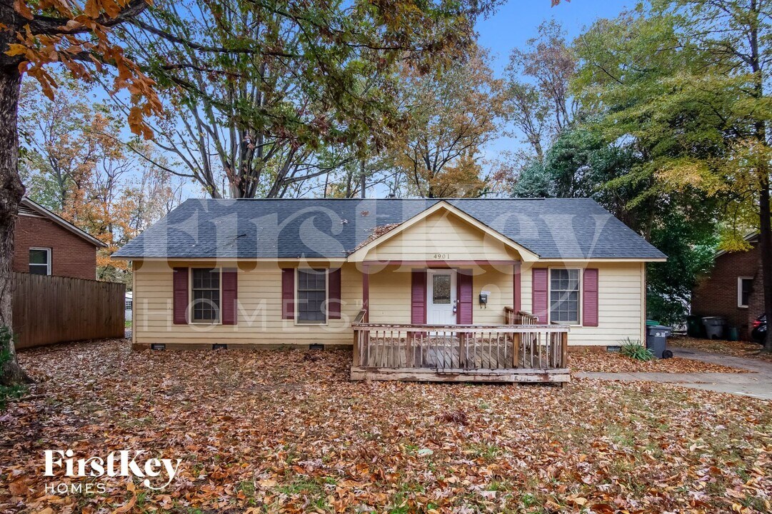 4901 Delivau Dr in Charlotte, NC - Building Photo