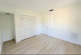 225 Cevera Dr in Dunedin, FL - Foto de edificio - Building Photo