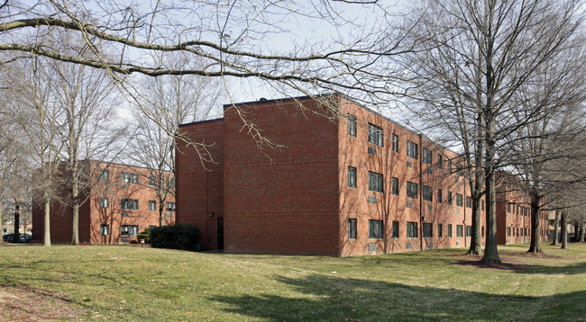 Russell House in Virginia Beach, VA - Building Photo - Building Photo